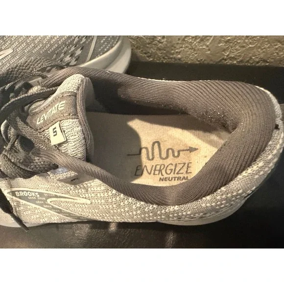 Brooks Levitate 5 Grey White Energize Neutral Running Shoes Mens 9 1203571B026 - Picture 3 of 10